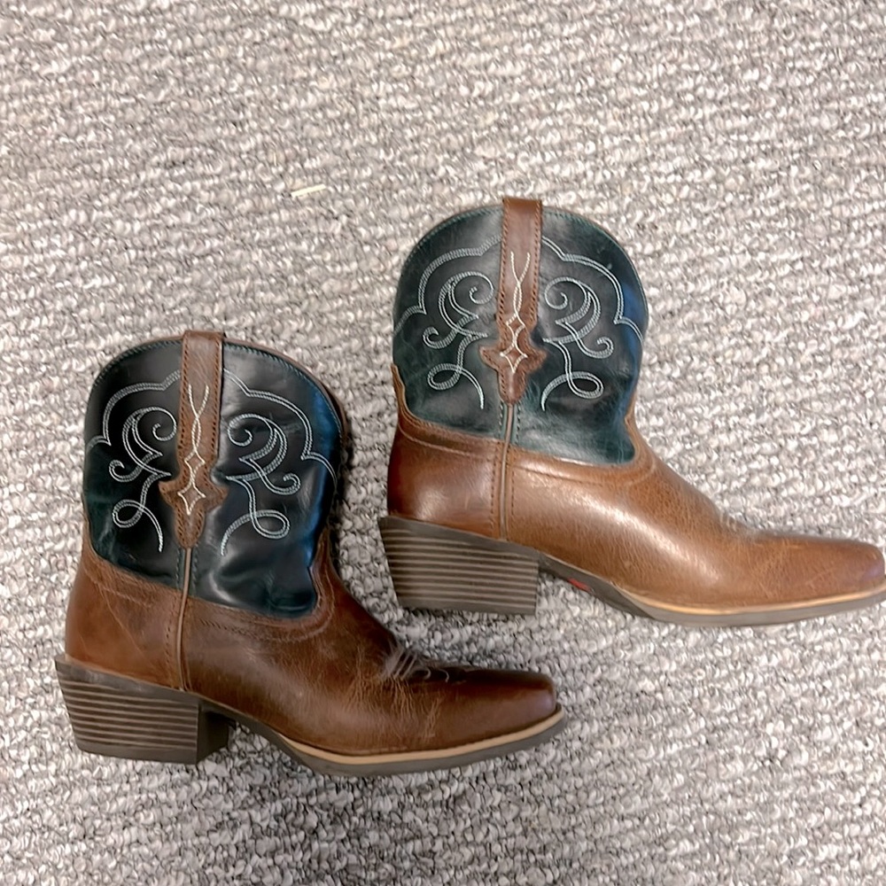 9.5 Like new Justin Boots gypsy collection.